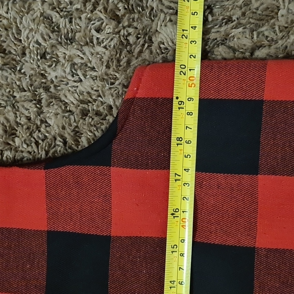 Buffalo Plaid Sherpa Lined Color-Block Sleeveless Vest in Size Medium. - Picture 6 of 6